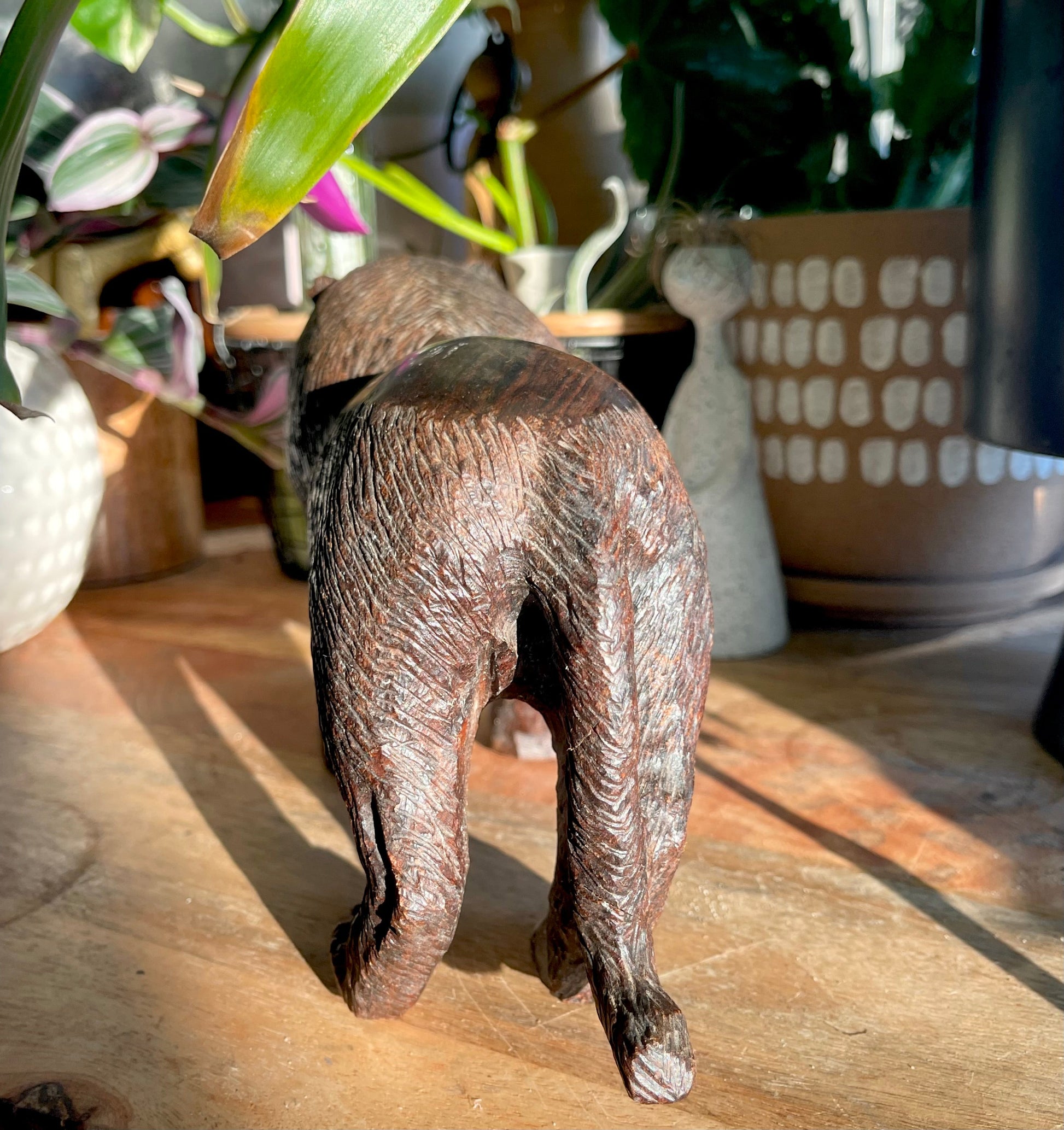 Handy Carved Lion Figurine Statue Butt