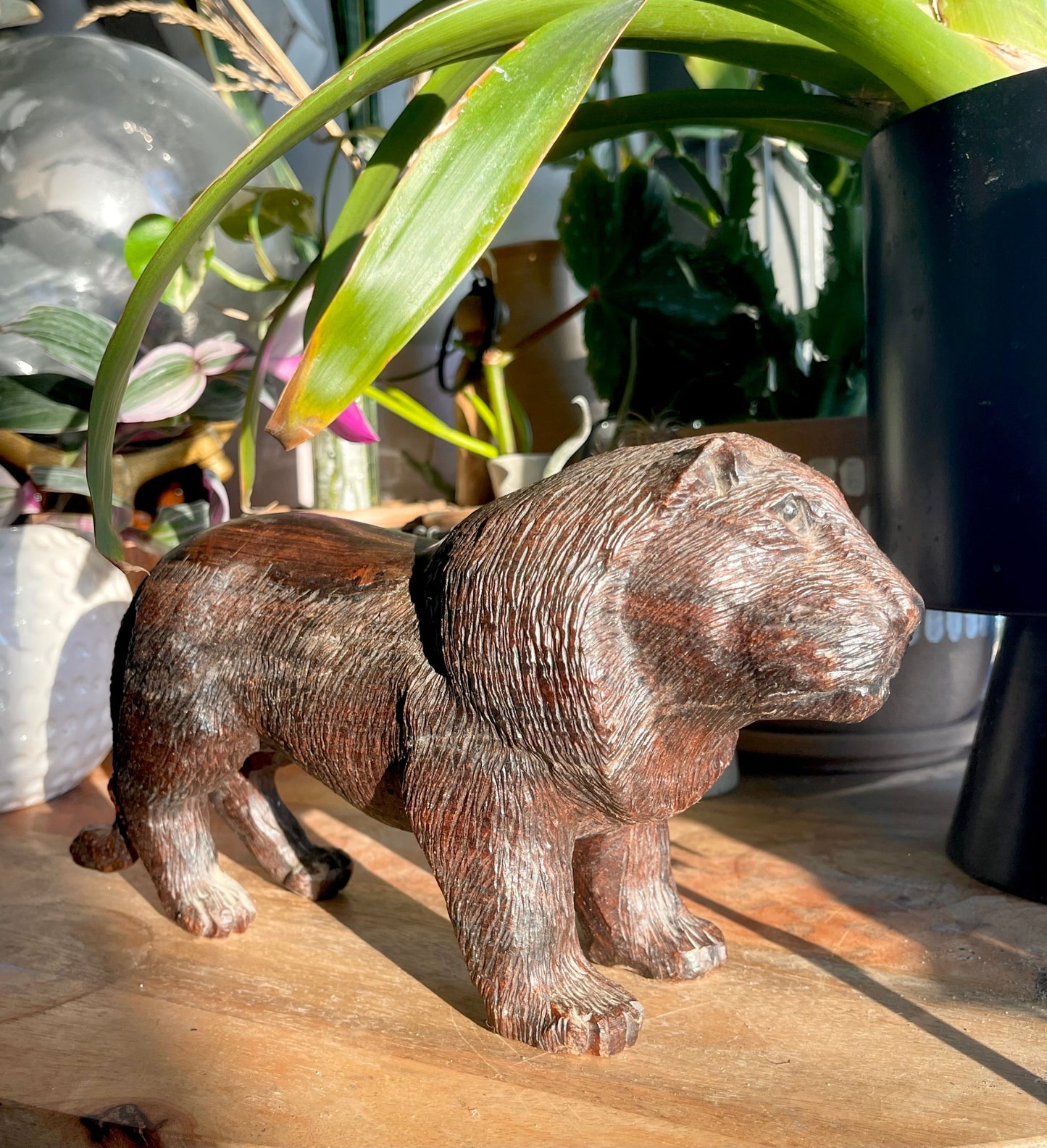 Handy Carved Lion Figurine Statue